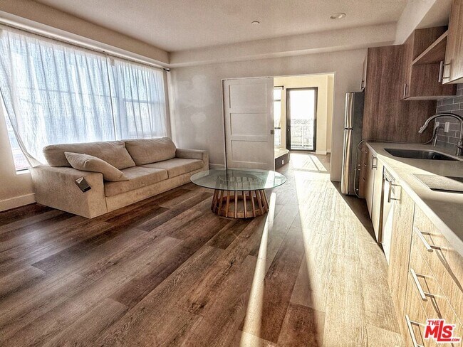 Building Photo - 723 S St Andrews Pl