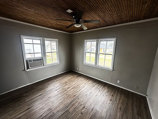 Building Photo - Charming Home