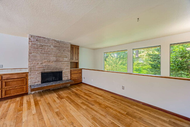 Building Photo - Five-bedroom in Kent, Scenic Hill Neighbor...