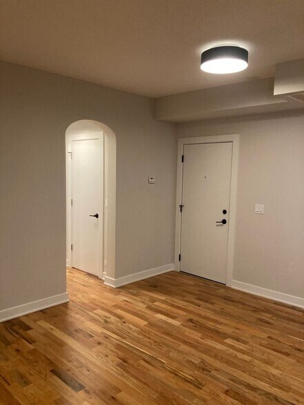 Building Photo - 656 W Wrightwood Ave