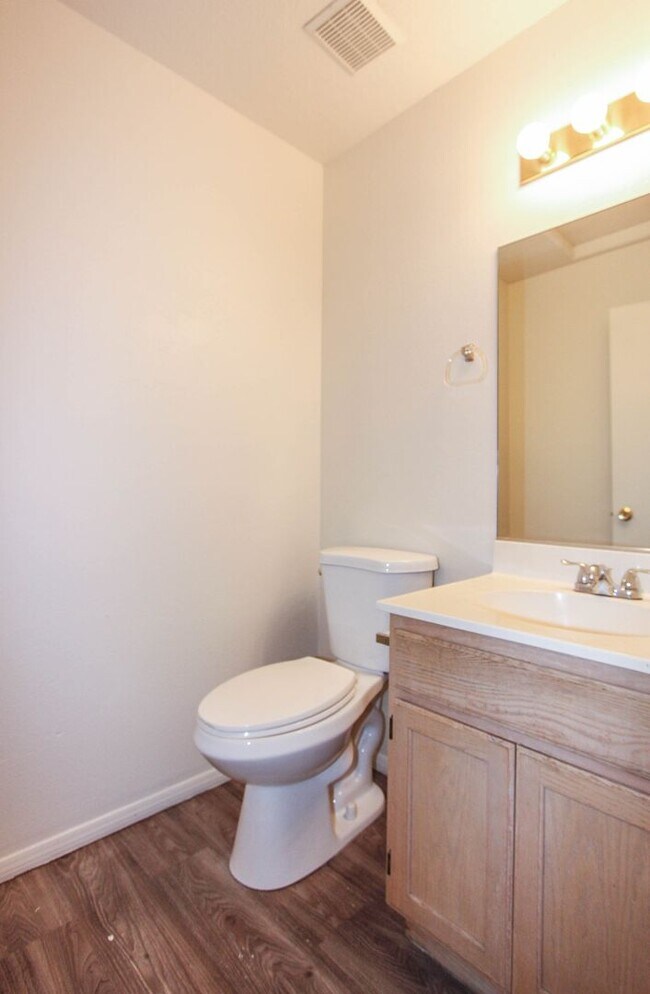 Building Photo - 2 Bedroom Duplex with Fenced Yard