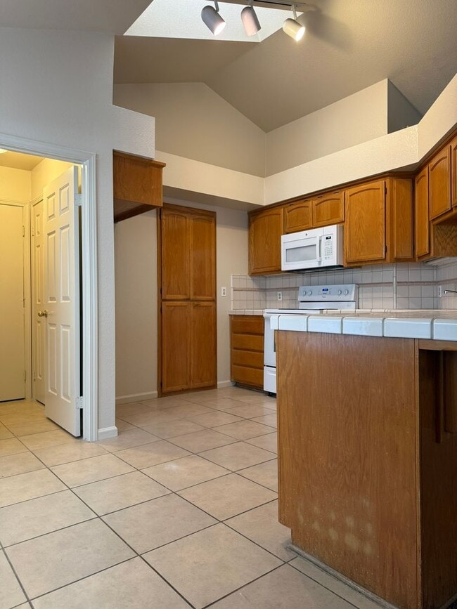 Building Photo - Adorbs 3/2 available NOW!!!