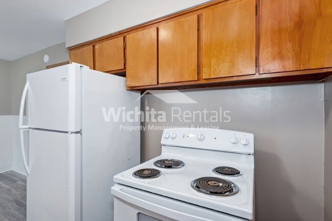 Building Photo - 3 BD/1 BA home near Friends University!