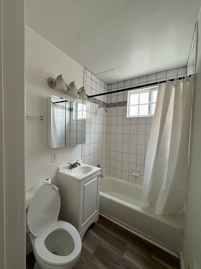 Building Photo - 1 Bedroom in Gardena With Parking Included...