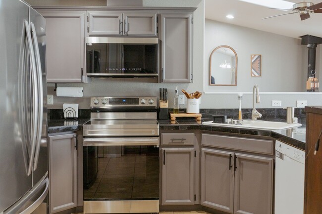 Building Photo - 509 Chelan Ave