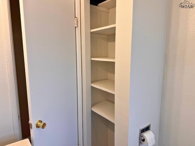 Building Photo - 1813 Westcliff Dr