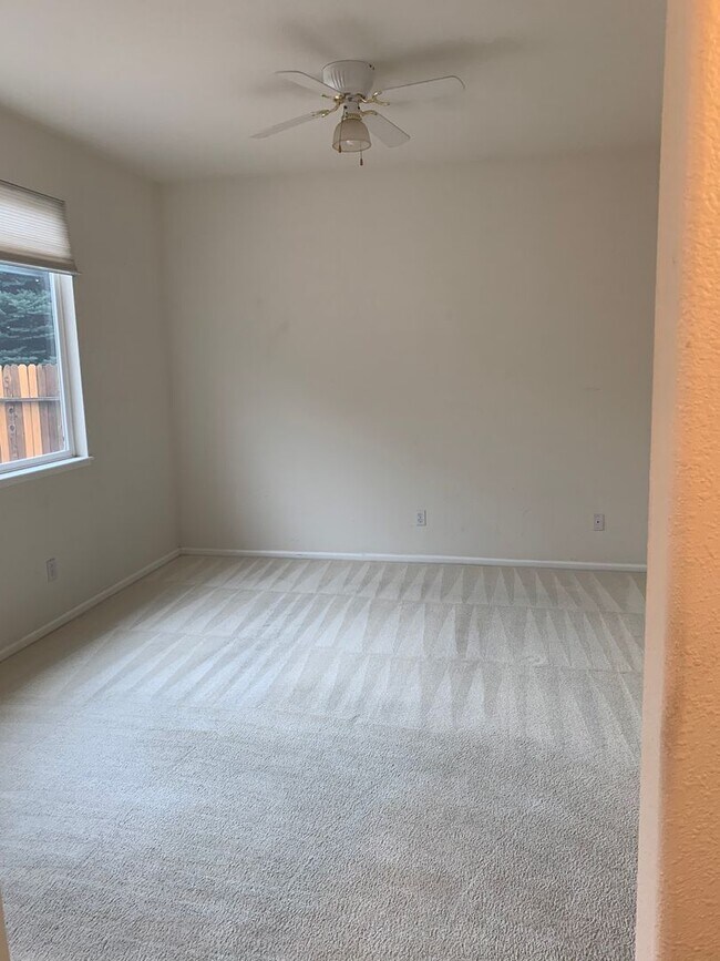 Building Photo - Lovely 2 Bed Plus Office Ranch Home on Eastside