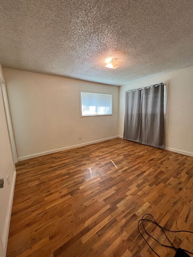 Building Photo - Cozy Home on Corner Lot!