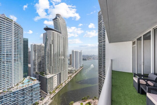 Building Photo - 495 Brickell Ave