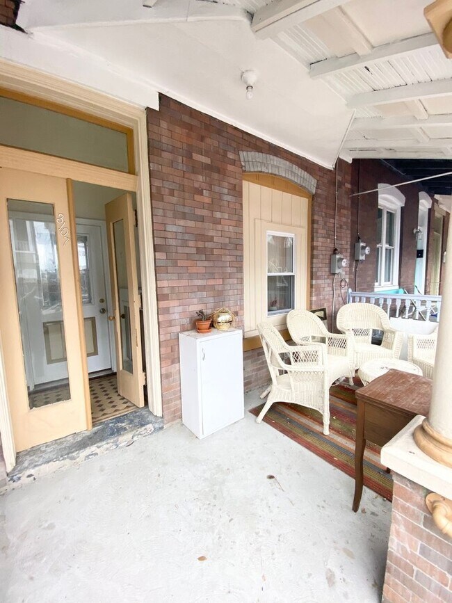 Building Photo - Spacious 3 or 4 Bedroom 2 Bathroom Available in Oakland, Modern Updates and Great Front Porch and...