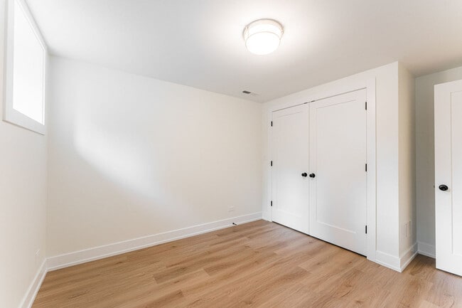 Building Photo - 1954 N Sheffield Ave