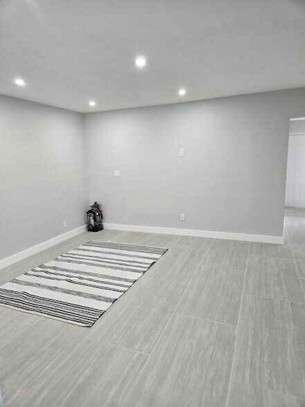 Building Photo - 2010 NE 33rd St