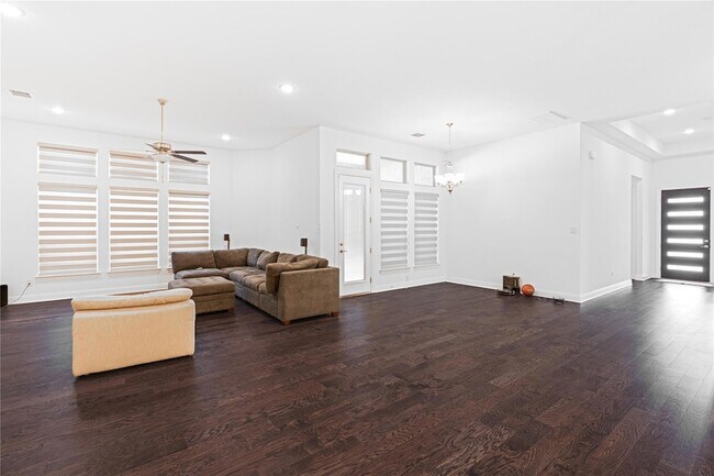 Building Photo - 3037 Sage Ranch Dr