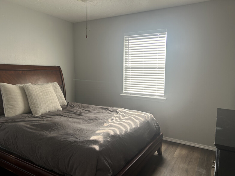 Building Photo - 606 W Ridge Dr