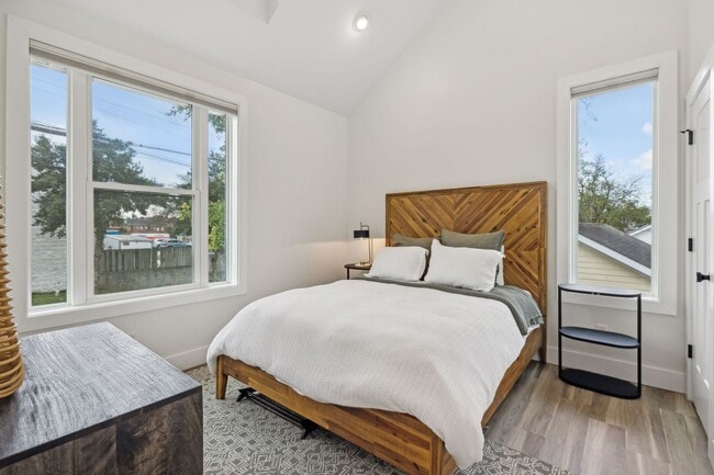 Building Photo - Furnished short term rental home with all utilities included