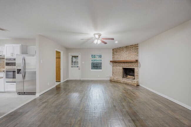Building Photo - 4 Bedroom, 3 Bath Home Gorgeously Remodeled