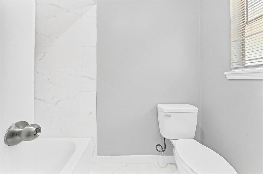 Primary Bathroom - 5703 Green Timbers Dr