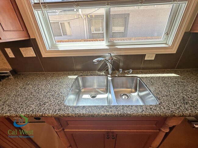 Building Photo - $7995 - Executive 4 bed, 3 full bath, Palo...