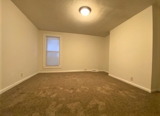 Building Photo - 1/2 MO/OFF SPECIAL - 3 bed/2 bath Fenced yard