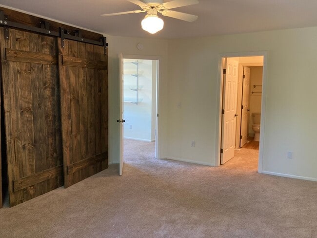 Building Photo - Beautifully kept (3) Bed, (2.5) Bath in Ea...