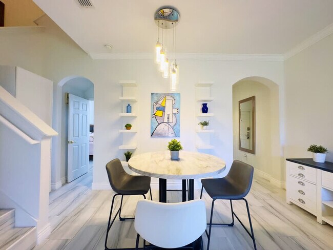 Building Photo - 1042 Calabria Ave