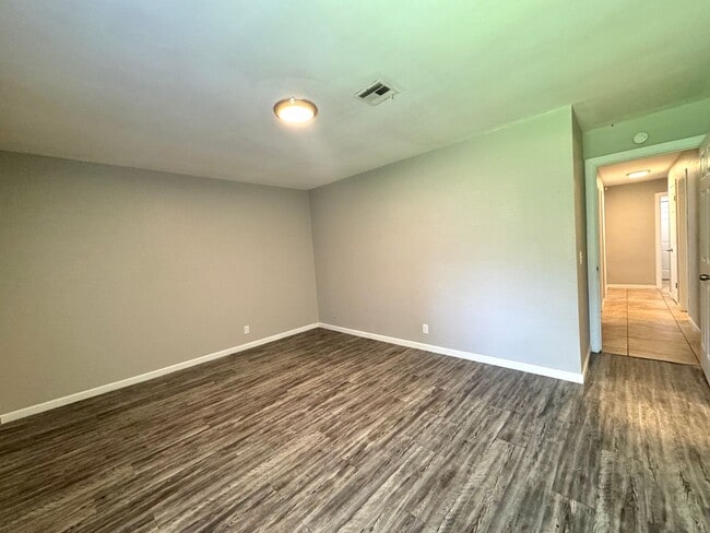Building Photo - 3 bedroom 2 bathroom Duplex!