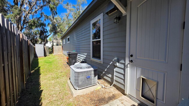 Building Photo - FOR RENT 4 BEDROOM 3 BATHROOM HOME
