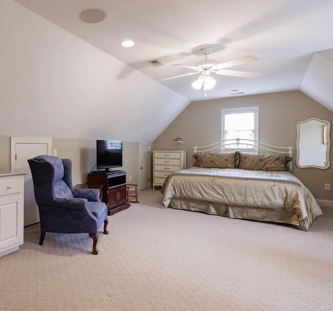 Building Photo - Luxury Waterfront Rental in Gated Montebello Community