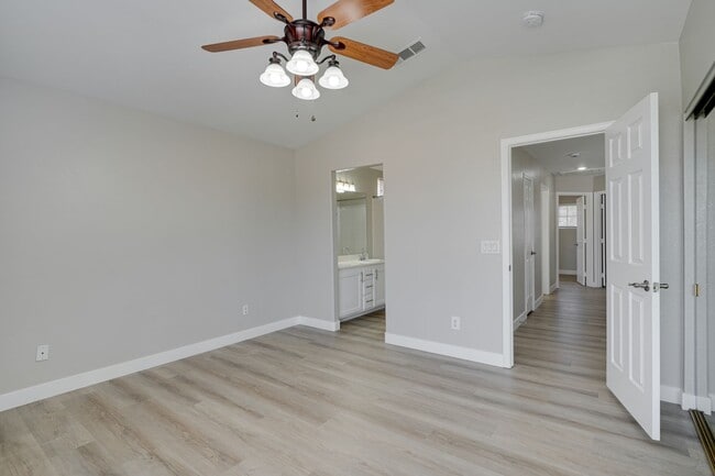 Building Photo - UPGRADED 3 BEDROOM HOME IN GREEN VALLEY