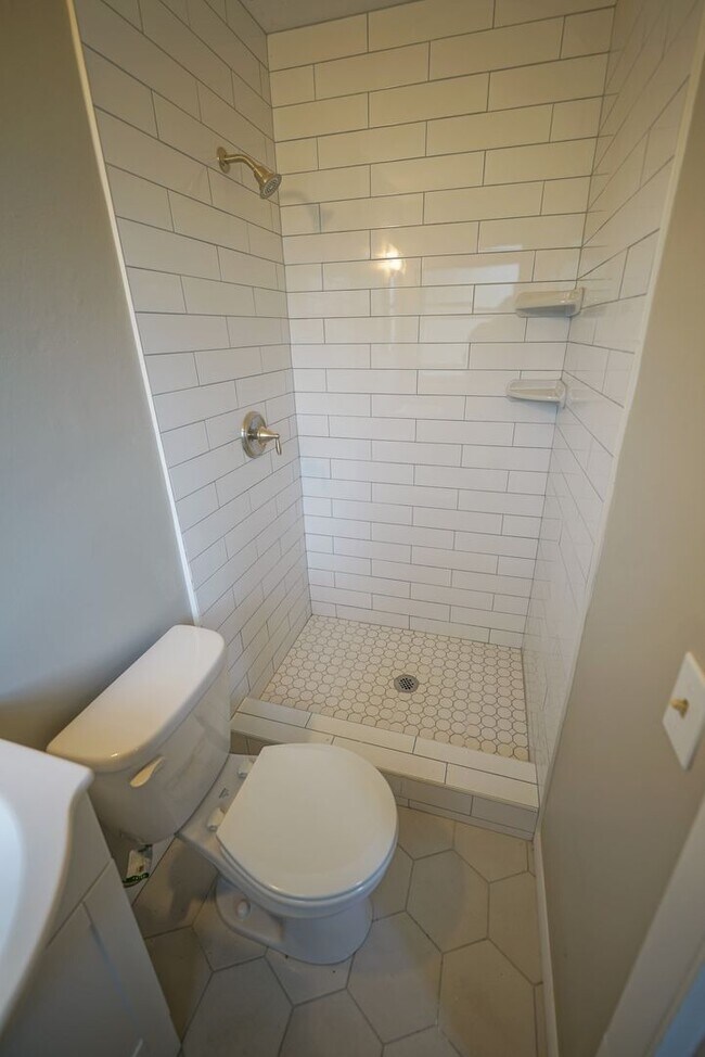 Building Photo - Sublease: Available 7/22/25 Beautiful 4/2 ...