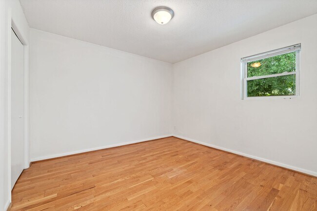 Building Photo - Charming Two Bedroom Home