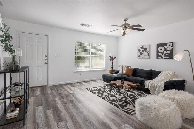 Building Photo - Beautiful 4 bd/2 ba renovated home in Sout...