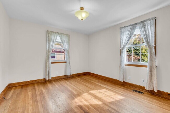 Building Photo - 3 Bedroom/ 2 Bathroom in Rosebank!