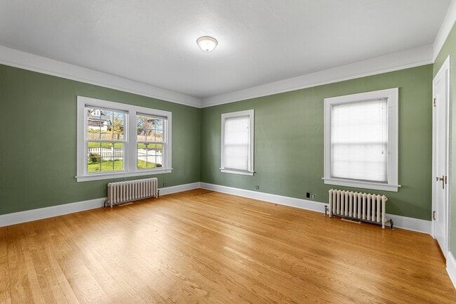 Building Photo - 2004 Hillcrest Rd