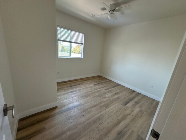 Building Photo - 165 W 75th St