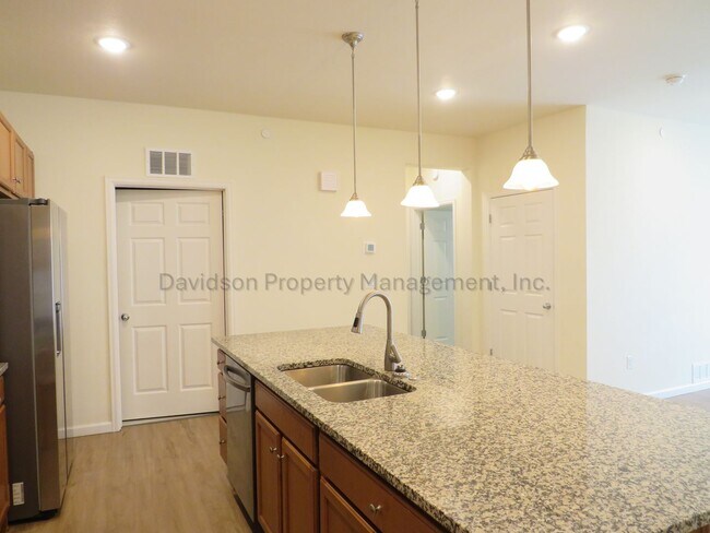 Building Photo - Beautiful Newer 2 Bedroom Condo in Briargate Area