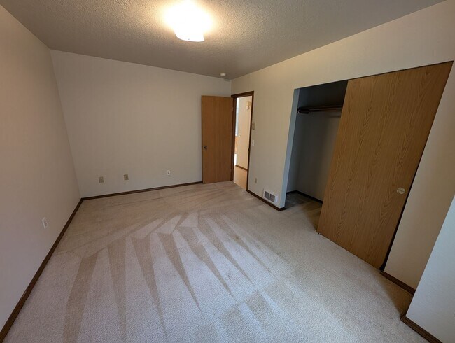 Building Photo - Two Bedroom Duplex in the Heart of Bremert...