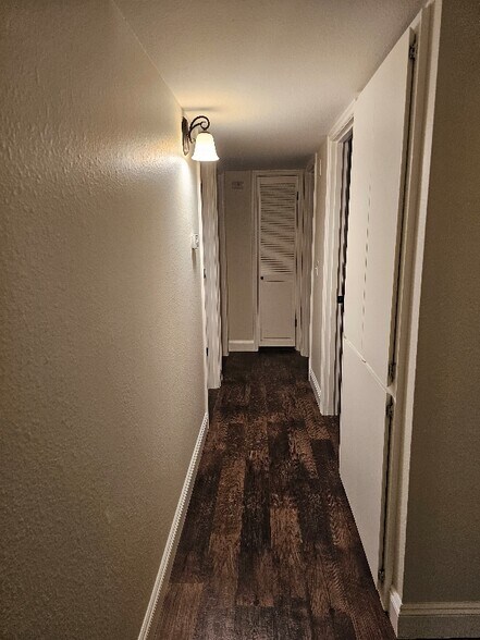 Building Photo - 905 Denise Ct SE