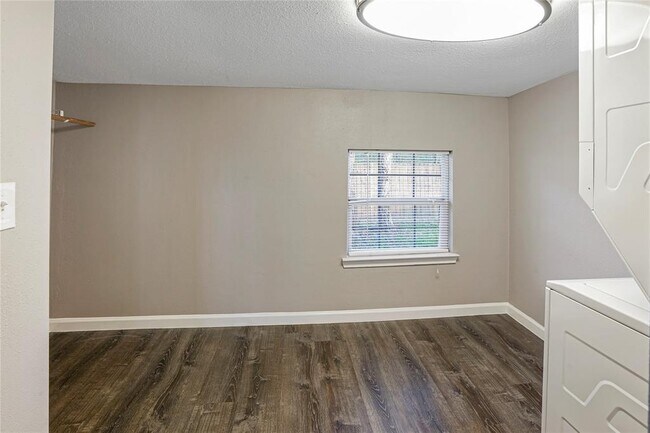 Building Photo - 4560 Dunnam Rd