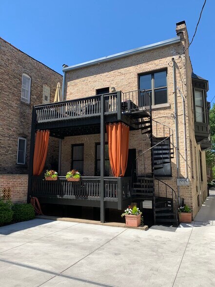 Building Photo - 707 W Roscoe St