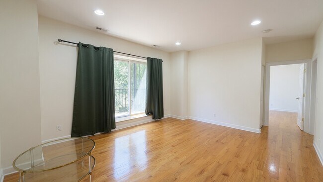Building Photo - 3354 W Wilson Ave