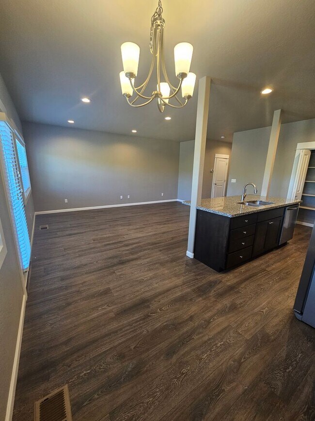 Building Photo - Beautiful Townhomes in East Medford