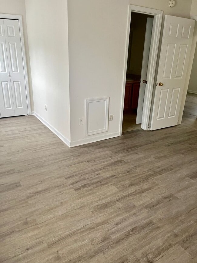 Building Photo - 3 Bedroom Townhouse in King George