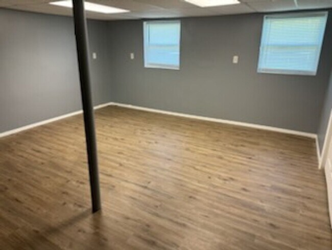 Building Photo - Lovely 3 Bedroom Tri-Level Home with Garage!