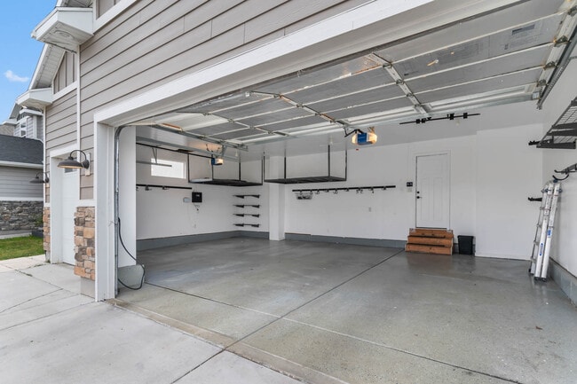 Building Photo - 196 E Water Ln