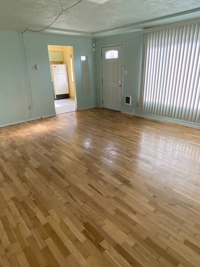 Building Photo - 4813 S Pine St