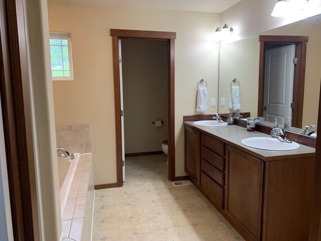 Building Photo - House for RENT:  Lynnwood/Brier 3 br - 2.5 bath  Dogs OK