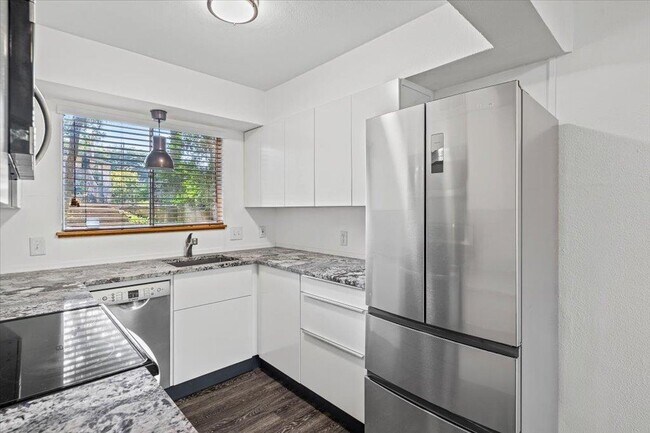 Building Photo - 1304 Mariposa Dr