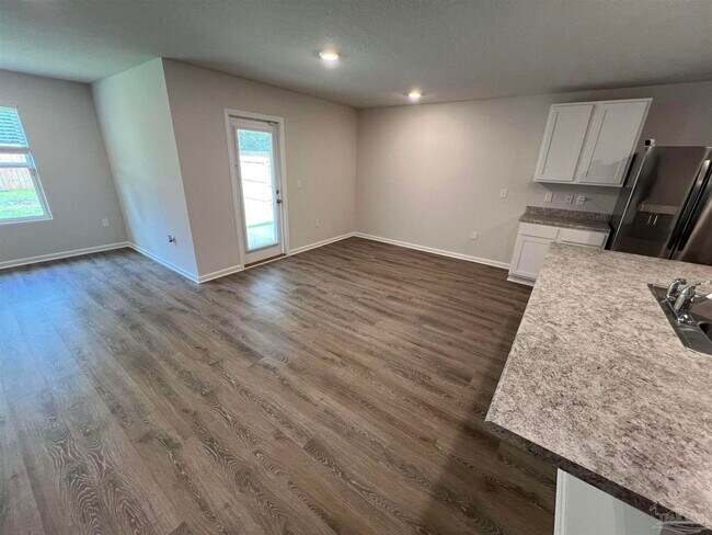 Building Photo - 5273 Peach Dr