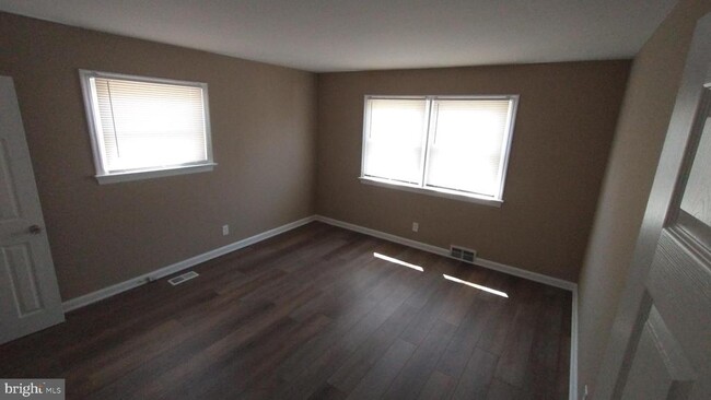 Building Photo - 1025 Oakwood Rd
